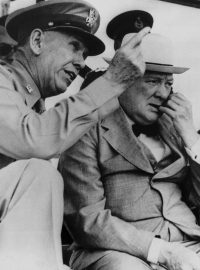 Winston Churchill (uprostřed) na návštěvě USA v červnu 1942. Vlevo George Marshall, vpravo Henry Stimson