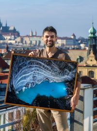 Marek Audy s fotografií největšího podzemního termálního jezera