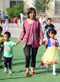 Čínská komunistická strana nově povolila rodinám mít tři děti místo dvou