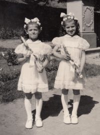 Marie a Františka Řezáčovy u prvního svatého přijímání