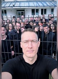 Michal Kovačič a zaměstnanci Markízy v černém oblečení na protest proti tomu, že vedení televize stáhlo oblíbeného moderátora z obrazovky
