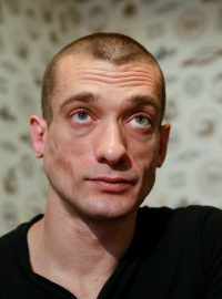 Ruský umělec Petr Pavlenskij na archivním snímku z roku 2017.