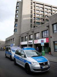 Německá policie před berlínskou nemocnicí ve čtvrti Kreuzberg postřelila ozbrojeného muže.