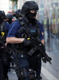 Příslušníci britské policie.