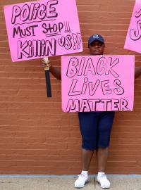 Jeden z demonstrantů v St. Louis