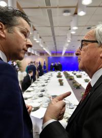 Předseda Euroskupiny Jeroen Dijsselbloem a předseda Evropské komise Jean-Claude Juncker na summitu v Bruselu