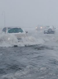 Bostonský starosta Marty Walsh vyzval řidiče, aby nevyjížděli, protože části města jsou v důsledku silného větru zatopené. Mnoho aut voda zaskočila a zasahovat musejí záchranáři.