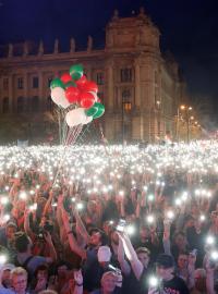 Desetitisíce Maďarů  protestují v Budapešti proti Viktoru Orbánovi