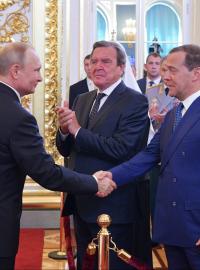 Ruský premiér Dmitrij Medveděv (vpravo) gratuluje prezidentovi Vladimiru Putinovi.