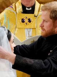 Princ Harry a americká herečka Meghan Markleová si řekl své &quot;ano&quot; v sobotu v pravé poledne místního času v kapli svatého Jiří na královském hradě Windsor
