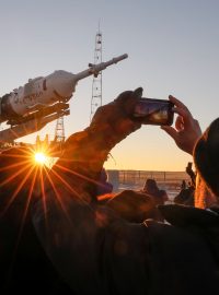 Přistavení nosné rakety Sojuz MS-11 na startovací rampu kosmodromu Bajkonur přihlížejí diváci