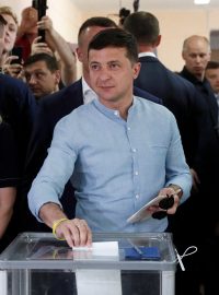 Volodymyr Zelenskyj se ženou Olenou Zelenskou hlasují ve volbách v roce 2019