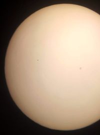 Černá tečka nalevo je Merkur přecházení před Sluncem (foto z roku 2016)