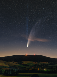 Podruhé v krátké době vybral NASA jako astronomickou fotografii snímek komety Neowise, který pořídil český fotograf a přímo z Česka. Ve čtvrtek NASA zveřejnila fotografii Petra Horálka Dlouhé ohony komety Neowise, který zachycuje oblohu nad Suchým vrchem u Králík na Orlickoústecku
