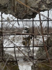 Ukrajinský voják u města Avdijivka na východě Ukrajiny poblíž separatistické samozvané Doněcké lidové republiky