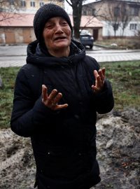 Táňa Nadaškivská oplakává manžela, kterého ruští vojáci zastřelili nedaleko sklepa u jejich domu v Buče.