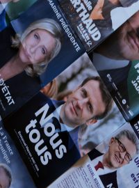 Francouzi vybírají prezidenta