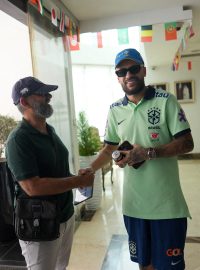 Eigon Oliveira s fanouškem, který ho považuje za slavného fotbalistu Neymara
