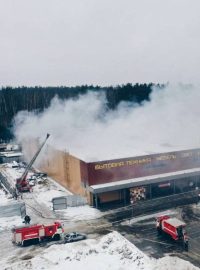Hasiči likvidují požár nákupního centra ve městě Balašicha na okraji Moskvy