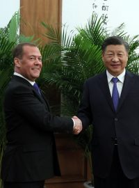 Čínský prezident Si Ťin-pching se ve středu v Pekingu sešel s místopředsedou ruské bezpečnostní rady, bývalým prezidentem a někdejším premiérem Ruska Dmitrijem Medveděvem
