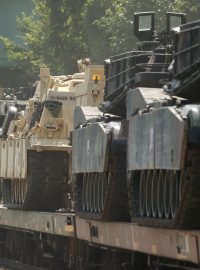 Tanky M1 Abrams a další obrněná vozdla
