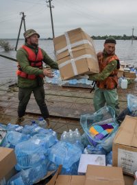 Dobrovolníci distribuují humanitární pomoc obyvatelům vesnice Afanasijivka v Chersonské oblasti, kterou zaplavila voda ze zničené Kachovské přehrady