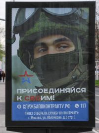Chodci jsou kolem reklamy propagující ruskou armádu v Moskvě