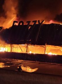 Hasiči hasí požár v supermarketu během ruského útoku v Oděse