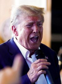 Donald Trump na předvolebním mítinku v Des Moines v Iowě