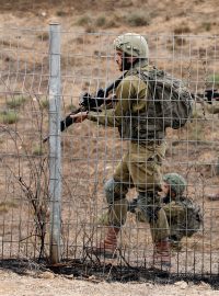 Izraelští vojáci prohledávají oblast kolem hranic s pásmem Gazy