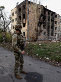 Ukrajinský voják u domů v Avdijivce