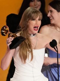 Taylor Swift přebírá cenu Grammy