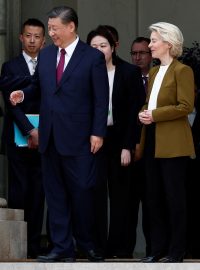 Zleva francouzský prezident Emmanuel Macron, čínský prezident Si a šéfka Evropské komise Ursula von der Leyenová