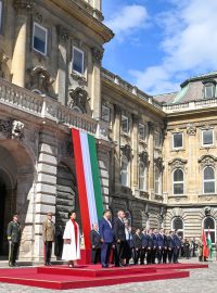Maďarský prezident Tamas Sulyok přijímá čínského prezidenta Si Ťin-pchinga s vojenskými poctami v Budapešti