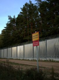 Celkový pohled na plot na polsko-běloruské hranici při západu slunce během migrační krize v polském městě Opaka Duza, 3. října 2023