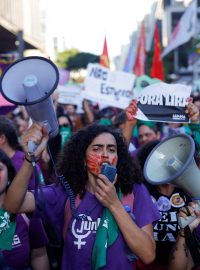 V Brazílií demonstrovaly tisíce lidí proti návrhu zpřísnit tresty za potraty