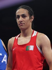 Alžířská boxerka Imán Chalífová po vítězství nad Italkou Angelou Cariniovou