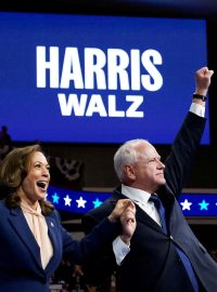 Kamala Harrisová a Tim Walz na předvolebním shromáždění ve Filadelfii