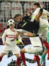 Obránce Sparty Matěj Ryneš v souboji v zápase se Stuttgartem