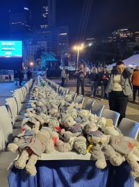 Během víkendu se v Izraeli konaly protivládní protesty. Spojené jsou i se zoufalstvím rodin rukojmích, které Hamás drží v pásmu Gazy. Jejich příbuzní a blízcí žádají dohodu s Hamásem za každou cenu