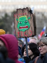 Demonstranti skandovali hesla proti premiérovi Robertovi Ficovi