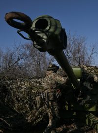 Příslušníci praporu zvláštního určení Národní policie Záporožské oblasti připravují houfnici D-30