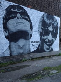 Pohled na nástěnnou malbu členů skupiny Oasis Liama a Noela Gallagherových od umělce Pic.One.Art na boku obchodu s hudebními nosiči Sifters ve čtvrti Burnage v britském Manchesteru, 31. srpna 2024