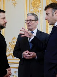 Ukrajinský prezident Volodymyr Zelenskyj, francouzský prezident Emmanuel Macron a britský premiér Keir Starmer