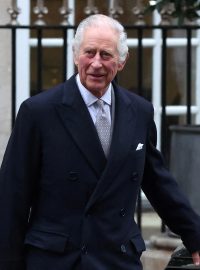 Britský král Karel III. opouští londýnskou kliniku po krátké hospitalizaci. Příčinou byly vedlejší účinky léčby rakoviny
