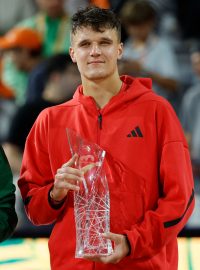 Tenista Menšík porazil Djokoviće. Premiérově ovládl turnaj Masters v Miami