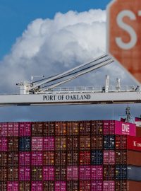 Nákladní loď plná kontejnerů v přístavu Oakland