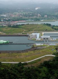 Letecký pohled ukazuje nákladní loď proplouvající zdymadly Agua Clara v Panamském průplavu v Kolonu v Panamě.