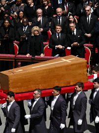 Průvod s rakví papeže Františka