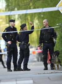 Policisté pracují poblíž místa, kde bylo po sérii hlasitých ran, které zněly jako střelba, zraněno několik lidí